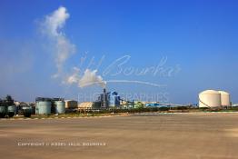 Image du Maroc Professionnelle de  Plateforme chimique à l'Usine Jorf Lasfar du Groupe OCP de L'Office chérifien des phosphates. Le Groupe OCP : Société anonyme fondée en 1920 et domiciliée au Maroc. Groupe OCP est le leader mondial des exportations des phosphates et produits dérivés, Vendredi 14 Septembre 2007. (Photo / Abdeljalil Bounhar) 